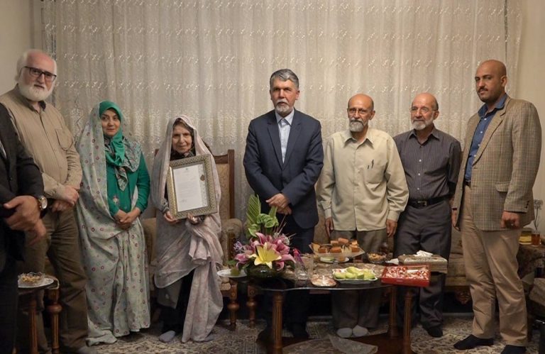 دیدار با سیمیندخت وحیدی، شاعر پیشکسوت انقلاب
